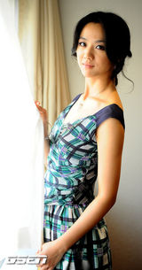 组图：汤唯紫绿格纹连衣裙妩媚 搭配黑色高跟鞋