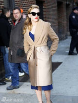 组图：斯嘉丽复古装现身街头宣传新片 红唇性感