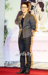 组图：朴正雅Alex等出席新剧《笑吧，东海》记者会