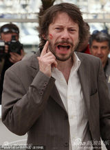 幻灯：《巡演》戛纳记者会 女主角献吻导演