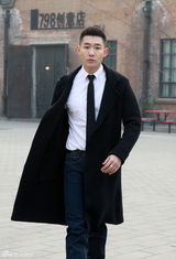 组图：白微冬日混搭街拍凸显型男范儿