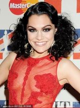 组图：Jessie J透视裙极尽诱惑 登台为火星哥颁奖