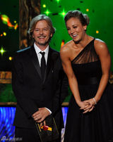 组图：艾美奖现场 大卫-斯派德携手“潘妮”登台