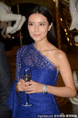 组图：高圆圆偷拽内衣防走光 避谈与赵又廷婚讯