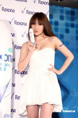 幻灯图集：萧亚轩性感抹胸洋装代言 否认变宗教信仰