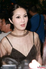 组图：杨千嬅透视装亮相自嘲平胸没看头