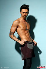 组图：张继聪露腹肌获老婆谢安琪赞赏