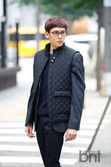 组图：2PM尼坤泽演未公开眼镜写真展酷感帅气