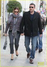 组图：本-阿弗莱克与詹妮弗-加纳巴黎逛街十指紧扣