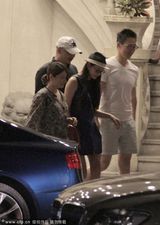 组图：张雨绮休闲蓝裙宴请好友 王全安贴心相伴