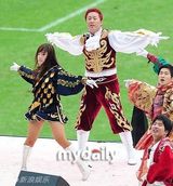 组图：刘在锡朴明秀等担任足球比赛啦啦队