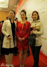 组图：芙蓉姐姐喜庆走进政协礼堂 小口吃饭扮优雅