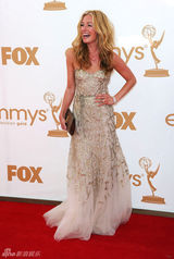 组图：艾美奖红毯 卡特-迪莉金丝长裙花枝乱颤 