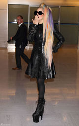组图：Lady Gaga彩色秀发亮相日本 皮衣高跟很抢镜