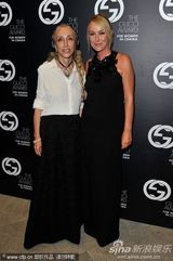 组图：麦当娜黑超黑裙尽展大姐大酷 助阵女性电影奖