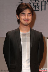 组图：陈柏霖黑色西装现身 脚穿雨靴造型混搭