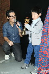 组图：曹格嘟嘴当众亲太太 一家四口齐亮相