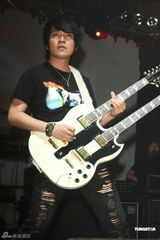 组图：八三夭开唱阿信站台 欲学谢和弦微博放料