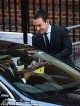 女王看望凯特王妃 传统仪式宣告王室新成员降生