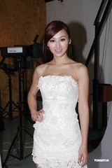 组图：港姐高海宁性感出镜 低胸红装秀浑圆半球