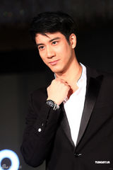 组图：王力宏出席代言活动自曝勤练肌肉健身