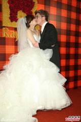 组图：黄小柔出嫁盼造人 穿低胸婚纱挽老公亮相