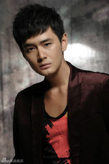 组图：型男王雨拍摄新写真 慵懒魅惑秀男人性感