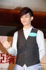 组图：炎亚纶称飞轮海年底复合出专辑 否认整容