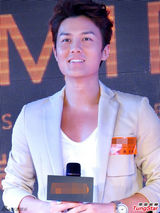 组图：吴克群亮相品牌活动 白色西装帅气抢镜