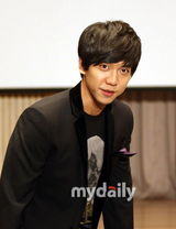 幻灯图集：申敏儿李胜基宣传新剧 摆心型造型爱意足