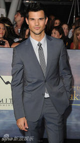 组图：《暮光4》洛杉矶首映 暮光情侣亲密亮相