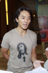 组图：郑伊健筹备演唱会 与女友共识不生子