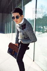 明星爱街拍：井柏然扮酷耍帅 冬日阳光下如少年