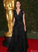 组图:朱莉亮相奥斯卡学院奖 皮特短发携子助阵