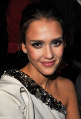 高清组图：杰西卡-阿尔芭现身巴黎时装周看秀