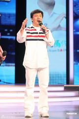 组图：200明星高歌《北京祝福你》 成龙坐镇指挥