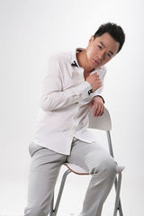 组图：演员董易晋拍朴实写真 艺术天才性感优雅