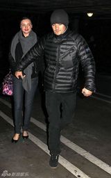 高清组图：奥兰多-布鲁姆秀恩爱 精灵王子护大肚娇妻