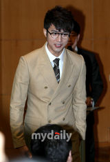 幻灯图：张瑞希《妇产科》记者会 低胸性感亮相