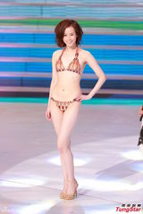 组图：港姐泳装秀热辣美胸 蛮腰翘臀各展风情