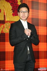 组图：黄小柔出嫁盼造人 穿低胸婚纱挽老公亮相