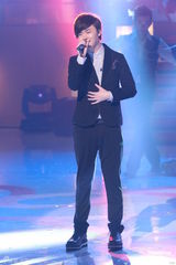 组图：容祖儿粉裙优雅 与古巨基等登台献唱