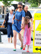 组图：凯蒂霍尔姆斯蓝裙清新 苏瑞粉色纱裙飘逸