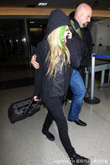 组图：艾薇儿“彩发”粉色变绿色 延续摇滚风格