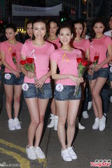 组图：亚洲先生闹市被起哄亲亚姐 趁机把台妹