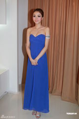 组图：熊黛林蓝色低胸礼服性感亮相 秀丰满美胸