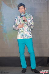 组图：周杰伦带病宣传巡演 花西服帅气抢镜