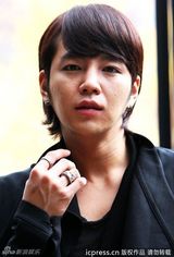 组图：韩星张根硕帅气拍写真 虎纹裤子霸气外露