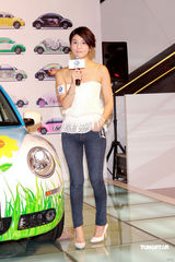 高清：杨采妮内地拍戏水土不服 小露香肩明显消瘦