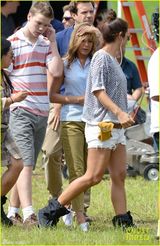 组图：43岁安妮斯顿新片片场豪放露内衣